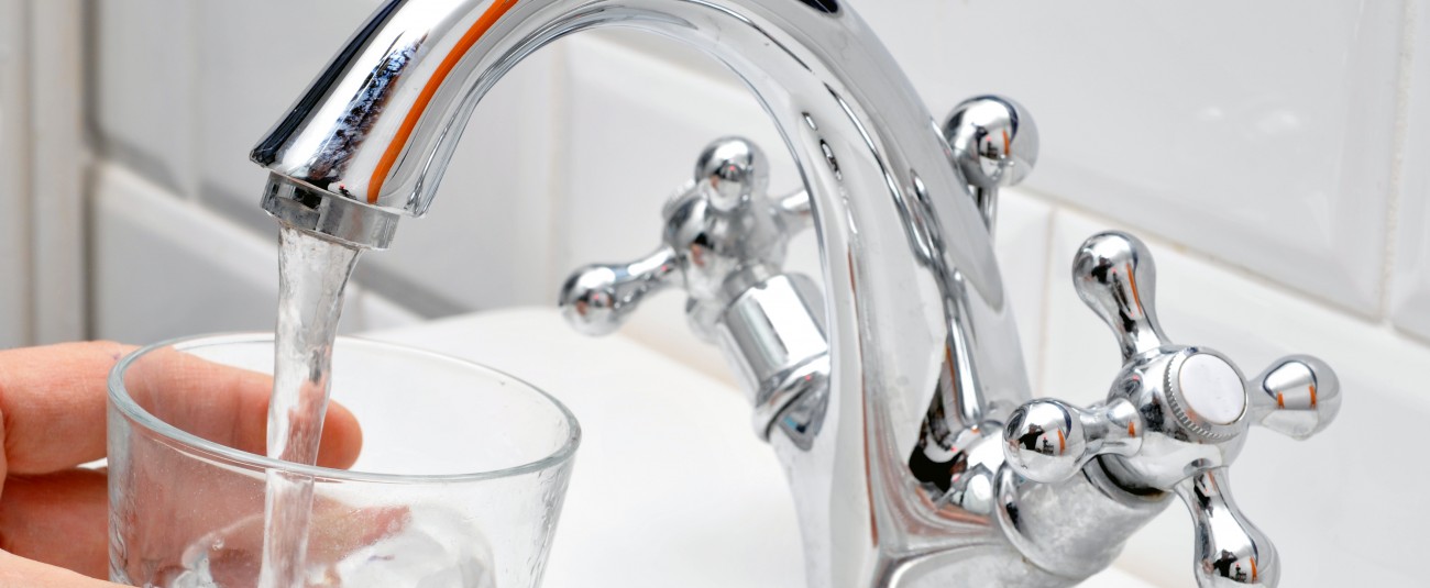 Gros plan un verre d'eau se remplissant sous un robinet