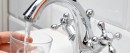 Gros plan un verre d'eau se remplissant sous un robinet